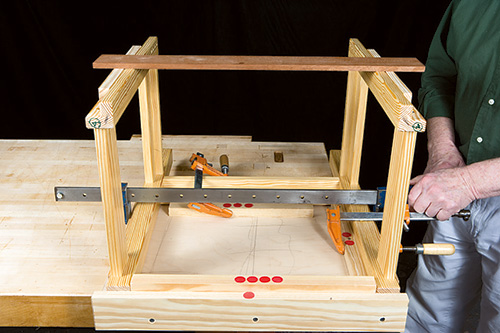 Assembling compact bench carcass on secondary jig