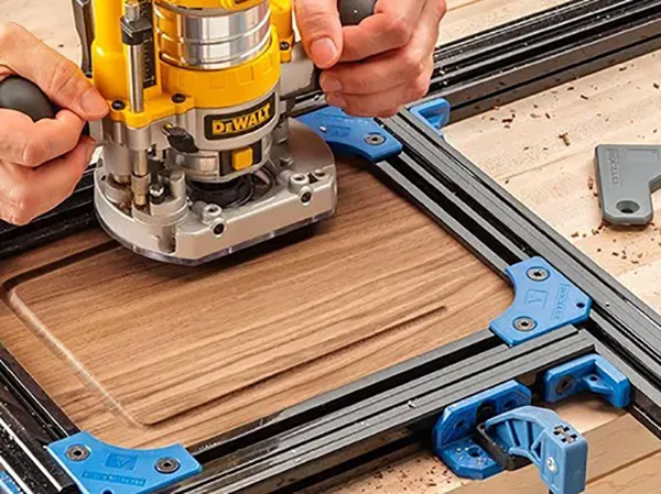 Routing a channel in cutting board for collecting liquid