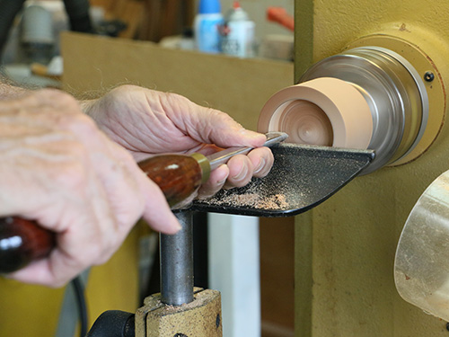 Using hand tool to start threaded insert cut