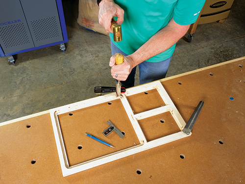 Chopping out glass installation area for mirror