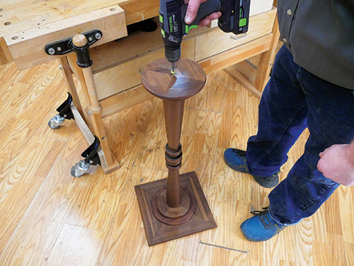 Screwing round platform on top end of pedestal stand base