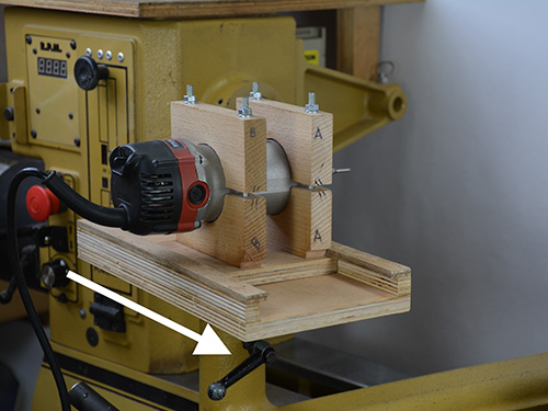 Moving router jig perpendicular to lathe