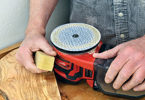 Refreshing sandpaper disc with a cleaning block