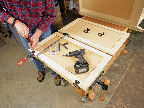 Fitting hinges on shaker cabinet door