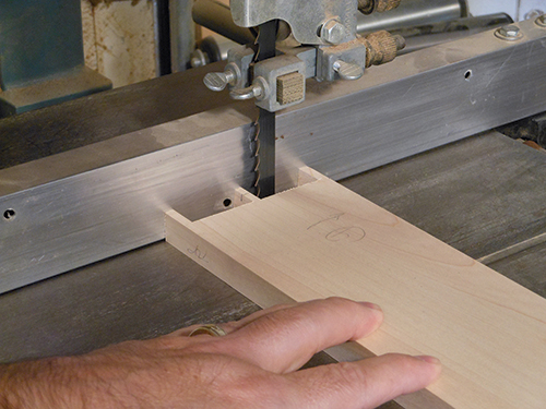 Cutting dovetail joint for bookshelf drawer