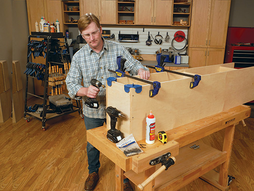 Clamping together cabinet carcass and screwing it together